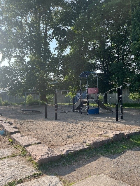 Hyggelig lekeplass i Klosterenga Skulpturpark